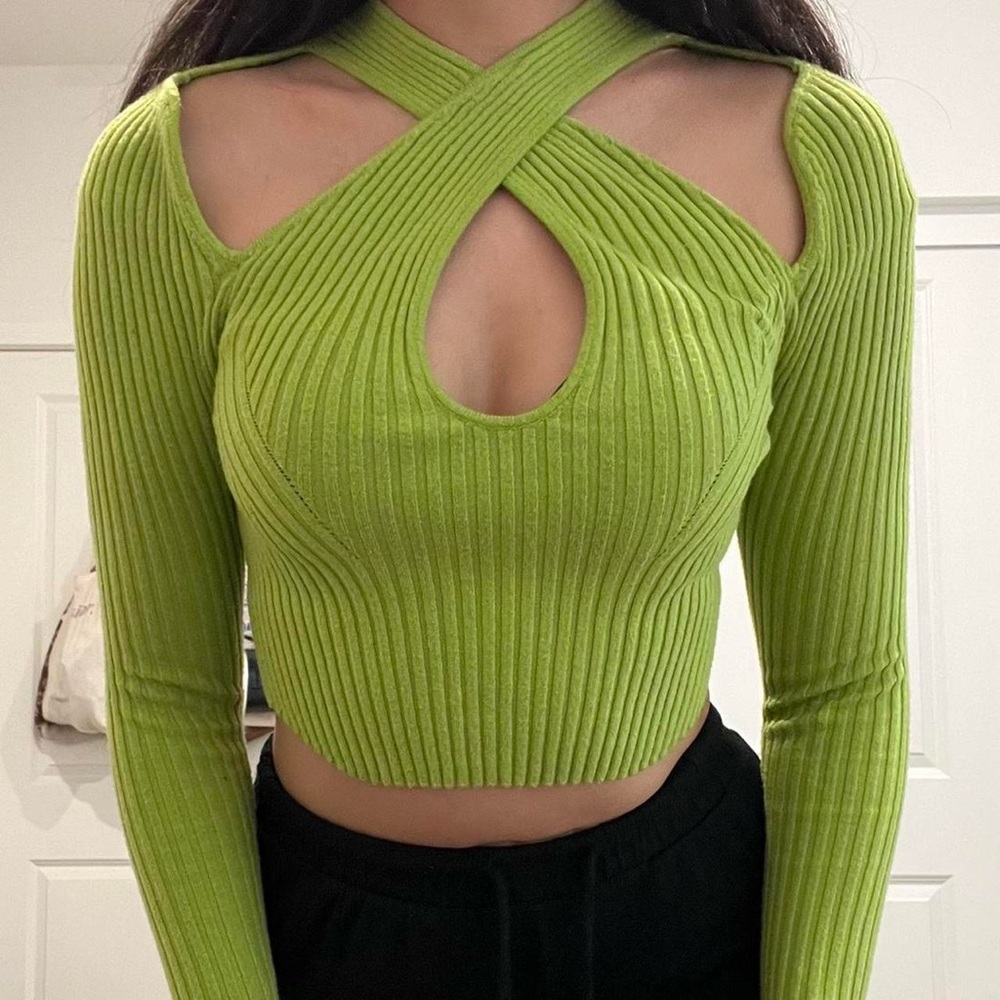 Super cute Urban Outfitters Ribbed Cutout Top💚